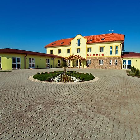 Kentaur Lovaspanzio Hodmezovasarhely Exterior photo