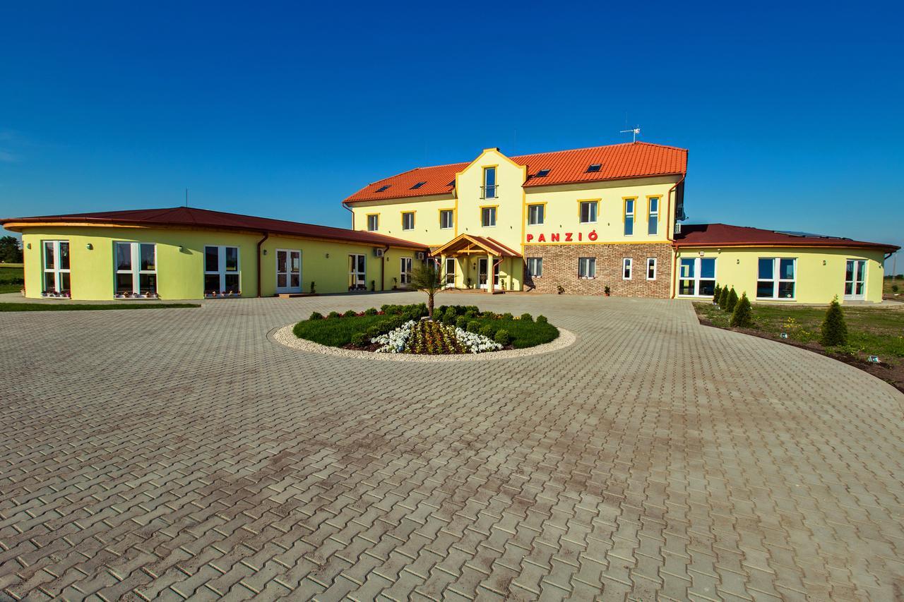 Kentaur Lovaspanzio Hodmezovasarhely Exterior photo